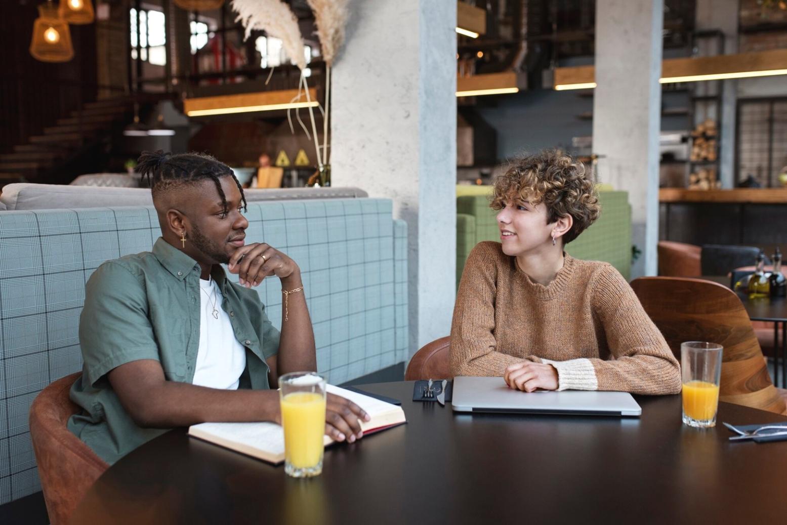 Groupe d'apprenants collaborant sur un projet financier